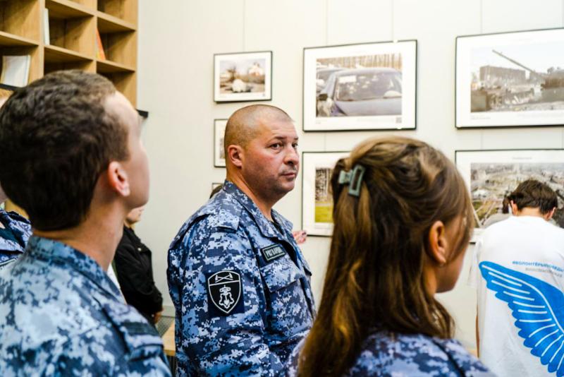 В Йошкар-Оле сотрудники Росгвардии посетили выставку о специальной военной операции