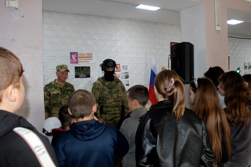 В Херсонской области сотрудники Росгвардии провели патриотическое мероприятие для школьников