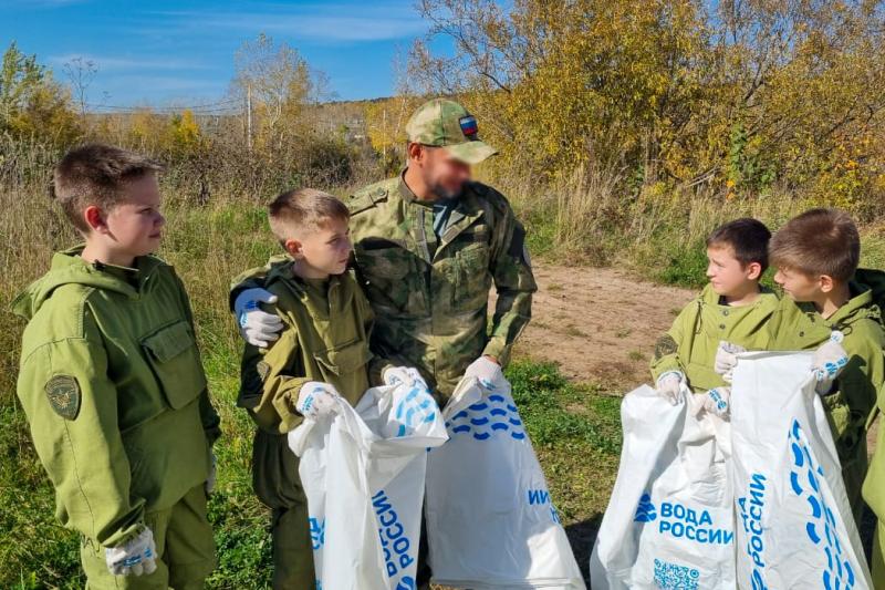 Юнгвардейцы со старшими наставниками привели в порядок место отдыха кемеровчан