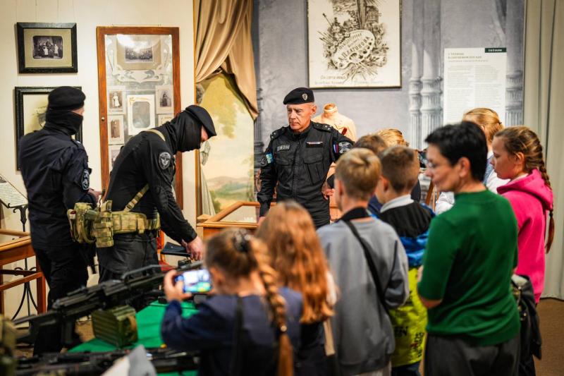 В Подмосковье сотрудники спецподразделения Росгвардии провели урок мужества для школьников