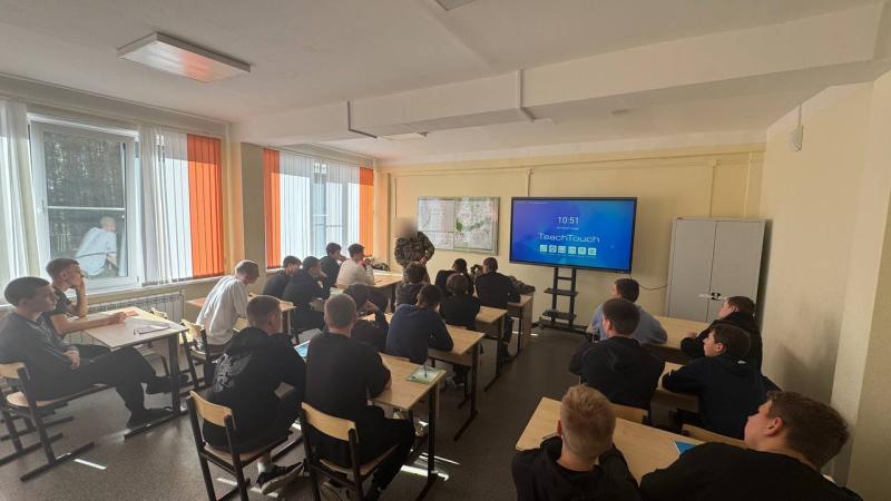 В Мордовии росгвардеец провел урок профориентации в молодежном центре