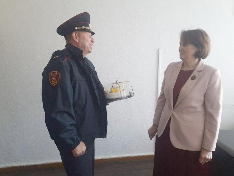 Сотрудники вневедомственной охраны поздравили учителей с профессиональным праздником