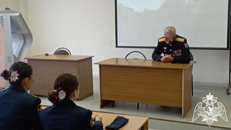 Офицер ОМОН «Невский» провел урок мужества для первокурсников Владимирского юридического института