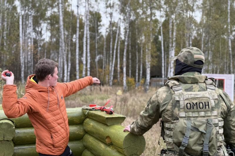 Сотрудники Росгвардии провели тематическое занятие со студентами ко Дню ОМОН
