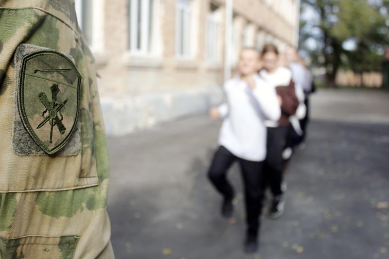 Военнослужащие Росгвардии организовали занятие по строевой подготовке для кадет в Херсонской области