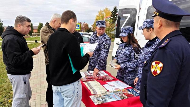 Сотрудники вневедомственной охраны Росгвардии провели в Пестрецах агитационное мероприятие по привлечению на службу