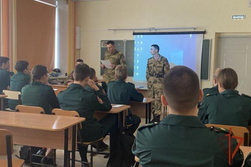 Курсанты военного института Росгвардии провели профориентационную беседу с кадетами из Ангарска