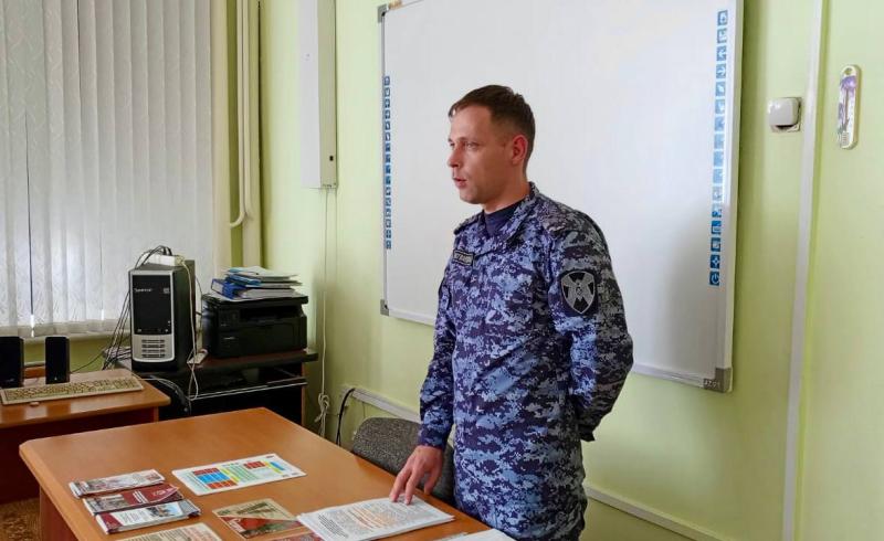 Представители Росгвардии ознакомили молодёжь с условиями поступления и службы в войсках в Биробиджане