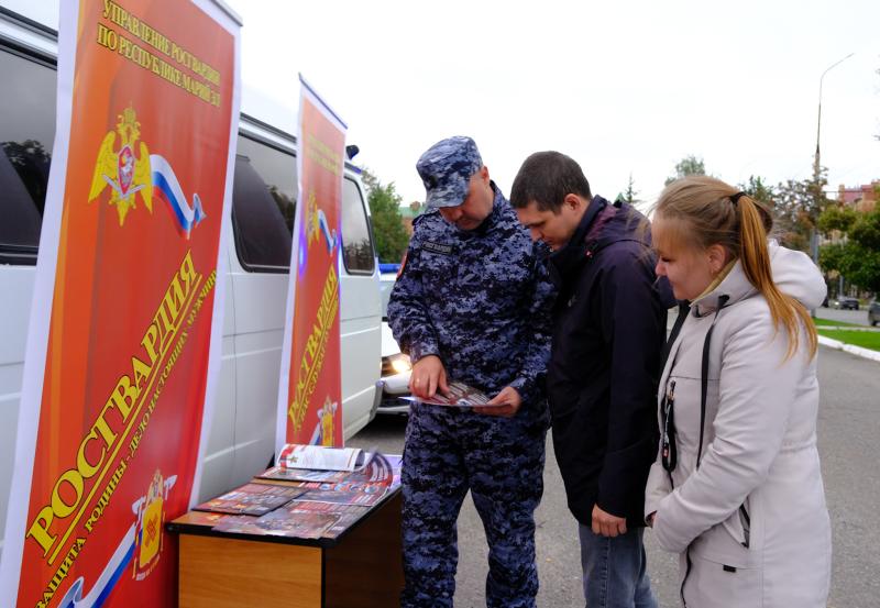 Мобильный агитационный пункт Росгвардии провел работу в поселке Медведево