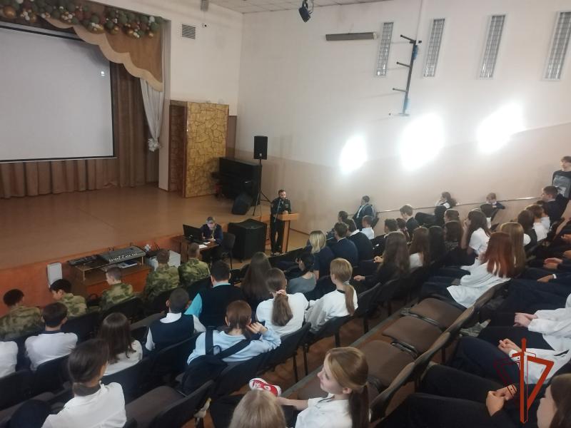 В иркутской гимназии № 44 росгвардеец провёл урок мужества для восьмиклассников