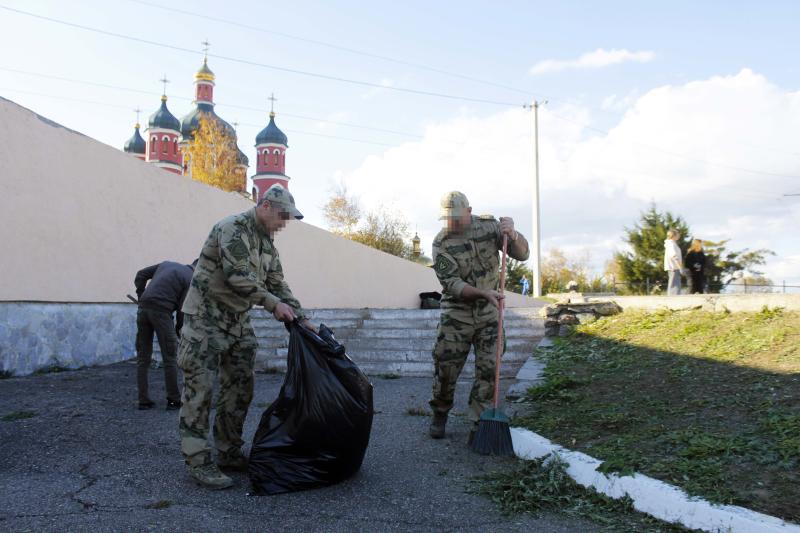 Росгвардейцы и юнармейцы провели патриотическую акцию по благоустройству мемориала в Херсонской области