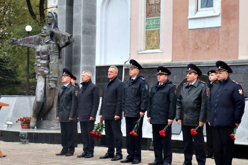 Во Владивостоке сотрудники спецподразделений Росгвардии отдали долг памяти погибшим коллегам