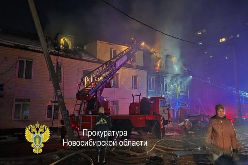 Поджог стал причиной пожара в многоквартирном доме в Новосибирске