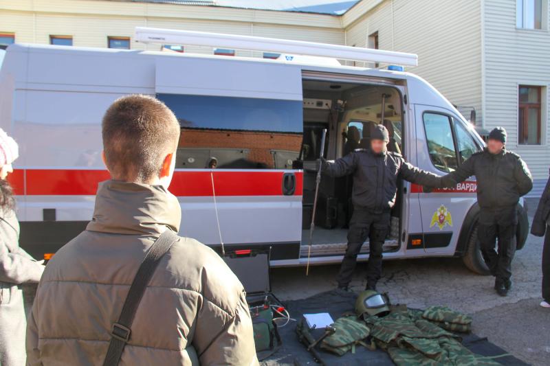 В Кемерове бойцы ОМОН «Оберег» познакомили школьников с профессией