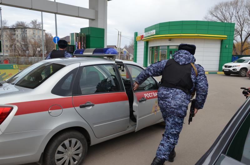 Росгвардейцы задержали двоих мужчин по подозрению в краже алкогольной продукции из магазина в Котовске