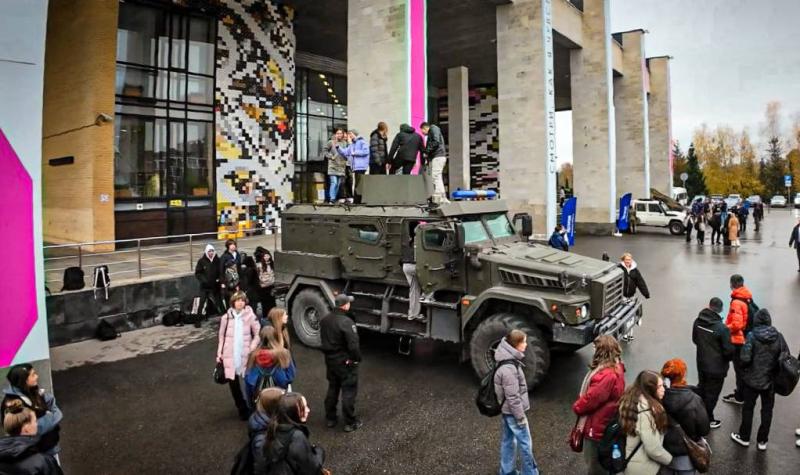 Подмосковные росгвардейцы познакомили юных жителей региона со своей профессией в рамках акции «Один день с Росгвардией»