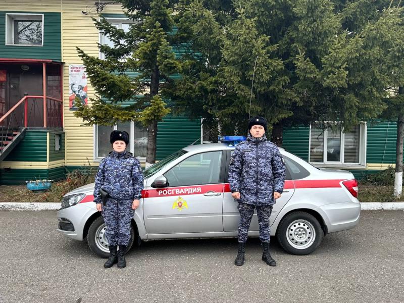 Росгвардейцы оказали помощь мужчине, потерявшему сознание на улице
