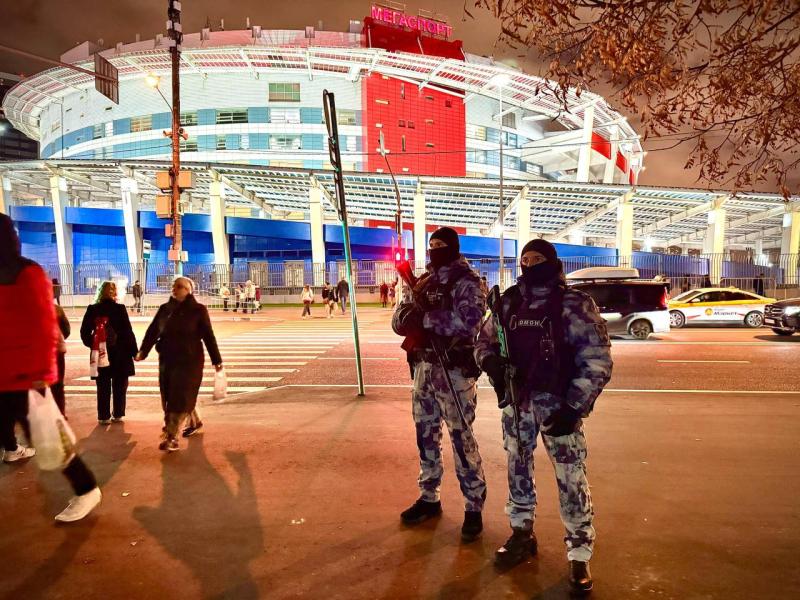 Сотрудники Росгвардии задержали девушку, устроившую дебош в ресторане на юге Москвы