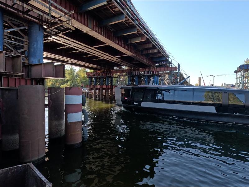 Смонтирована половина пролетного строения моста-паруса