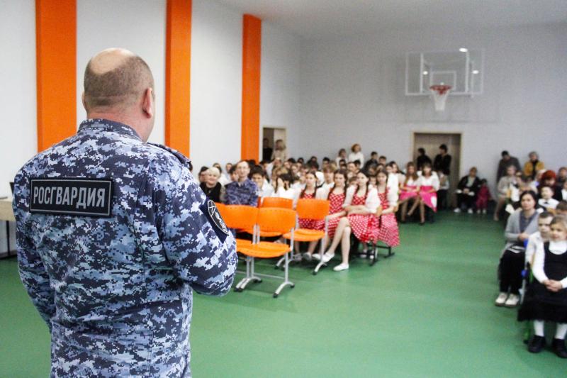 Воспитанники санаторной школы-интерната пригласили росгвардейцев на праздничный концерт в Херсонской области