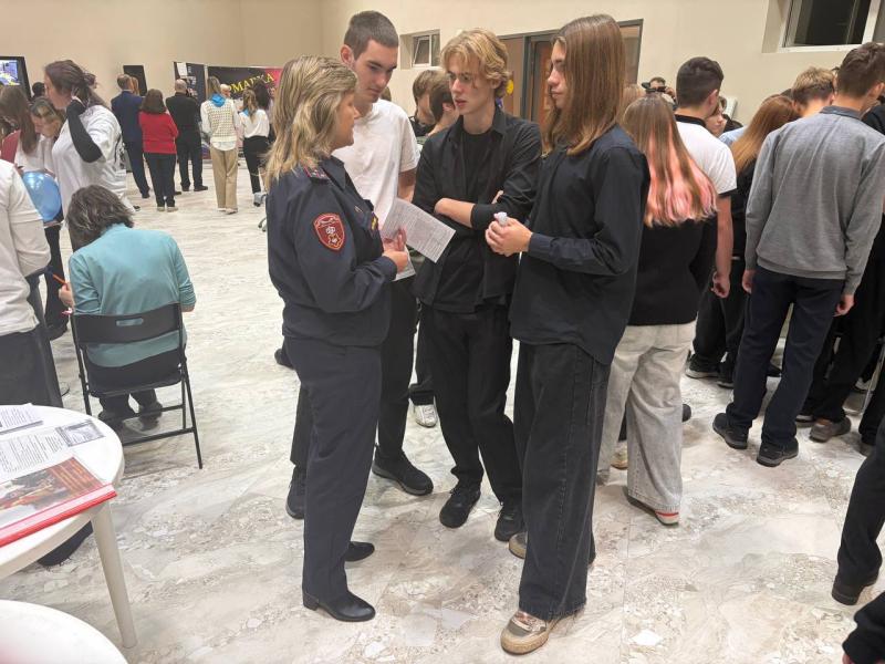 Сотрудники Серпуховского ОВО приняли участие в Ярмарке учебных мест