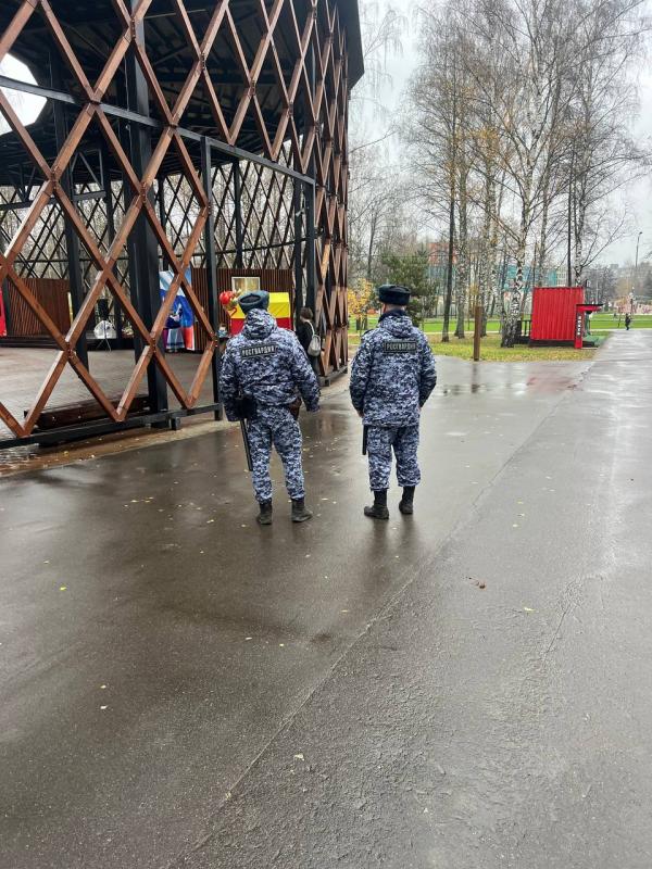 Праздник единства под дождем: Росгвардия обеспечила безопасность мероприятий в главном парке Егорьевска