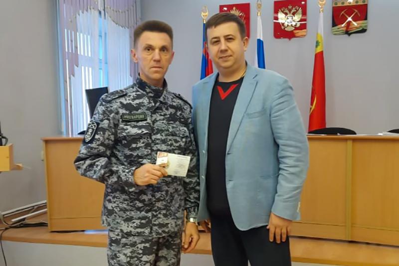 Гурьевские росгвардейцы со своими детьми удостоены золотых знаков отличия ГТО