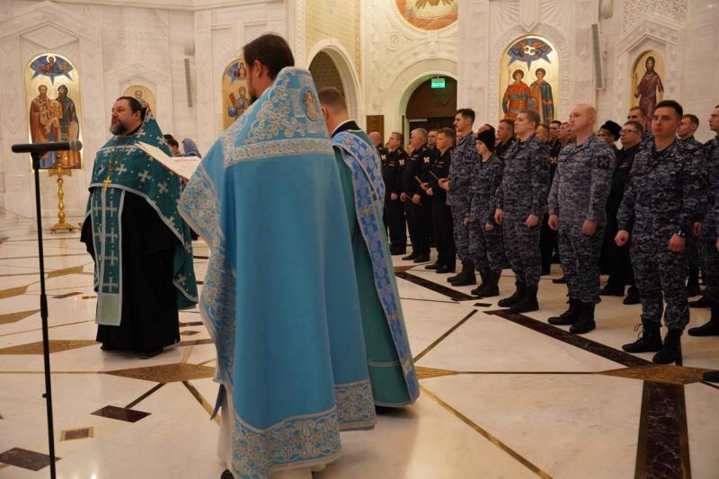 Московские росгвардейцы приняли участие в церковной службе в честь Дня народного единства