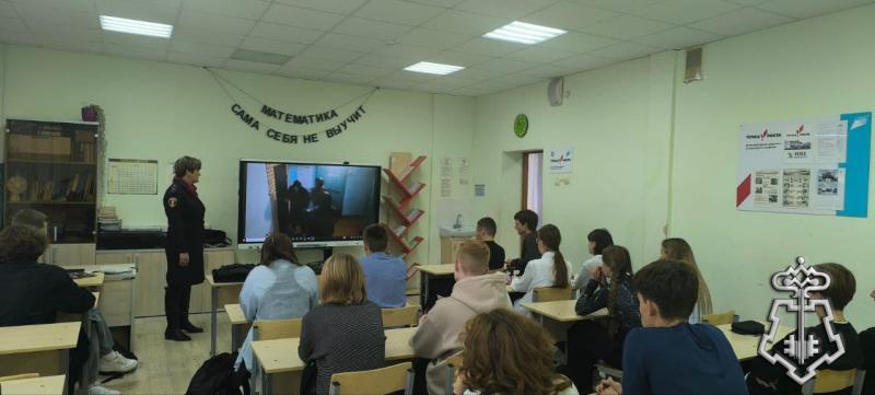 Сотрудник Росгвардии провела урок мужества для старшеклассников