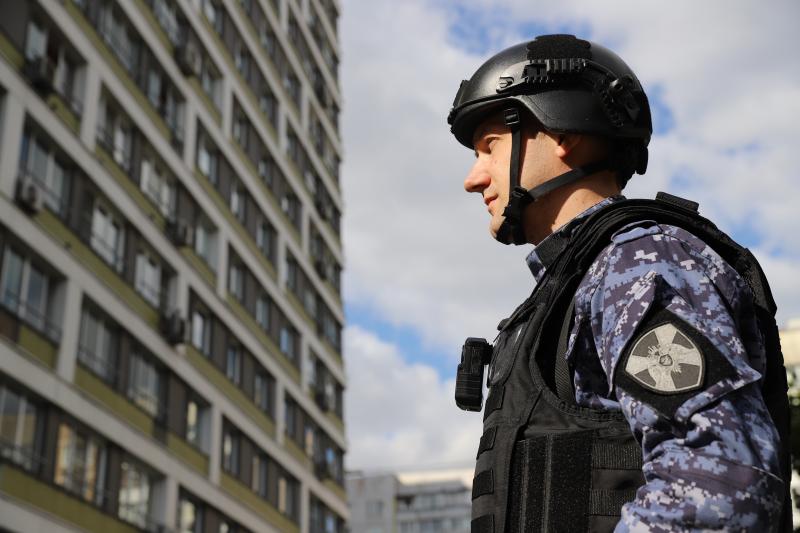 Росгвардейцы задержали злоумышленника, проникшего в учебное заведение в Москве