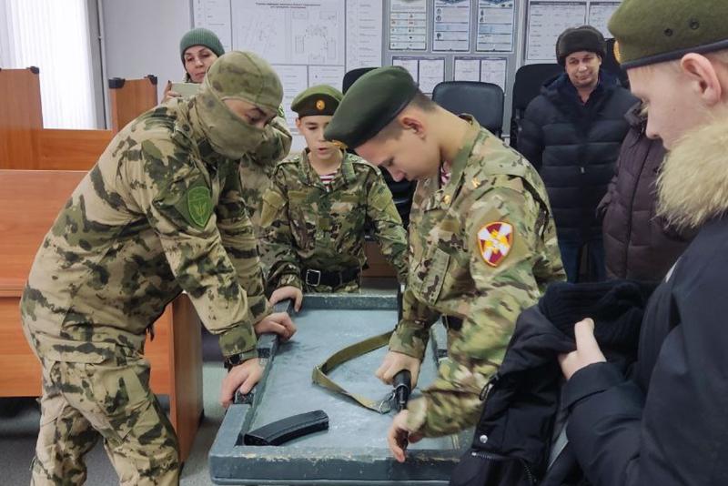 День открытых дверей для школьников прошел в новокузнецком ОМОН «Рубеж» Росгвардии