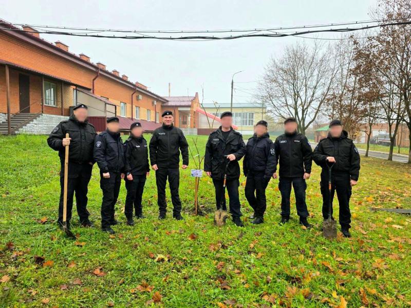 В Подмосковье сотрудники спецподразделения Росгвардии высадили аллею сирени на территории отряда