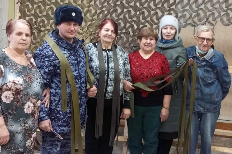 Сотрудники вневедомственной охраны Росгвардии помогли волонтёрам в изготовлении маскировочных средств