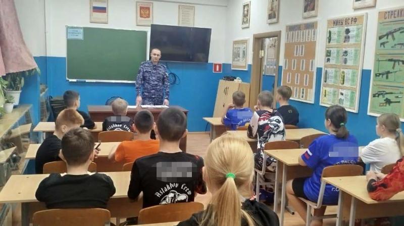 Росгвардеец рассказал о своей службе воспитанникам «Центра «Десантник»