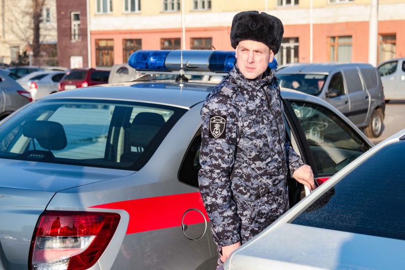 Росгвардейцы защитили жительницу охраняемой квартиры от агрессивного соседа