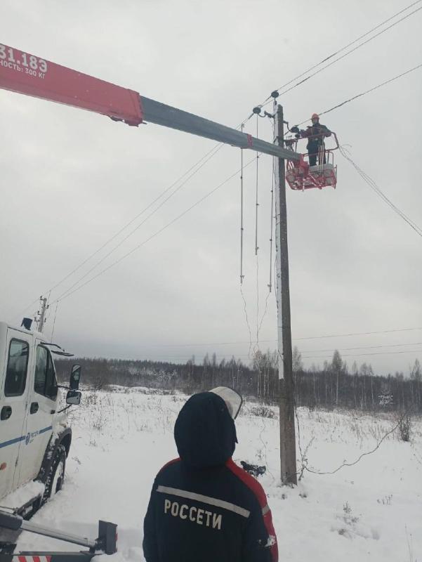 Энергетики восстановили электроснабжение более 50% пострадавших от непогоды потребителей Смоленской области