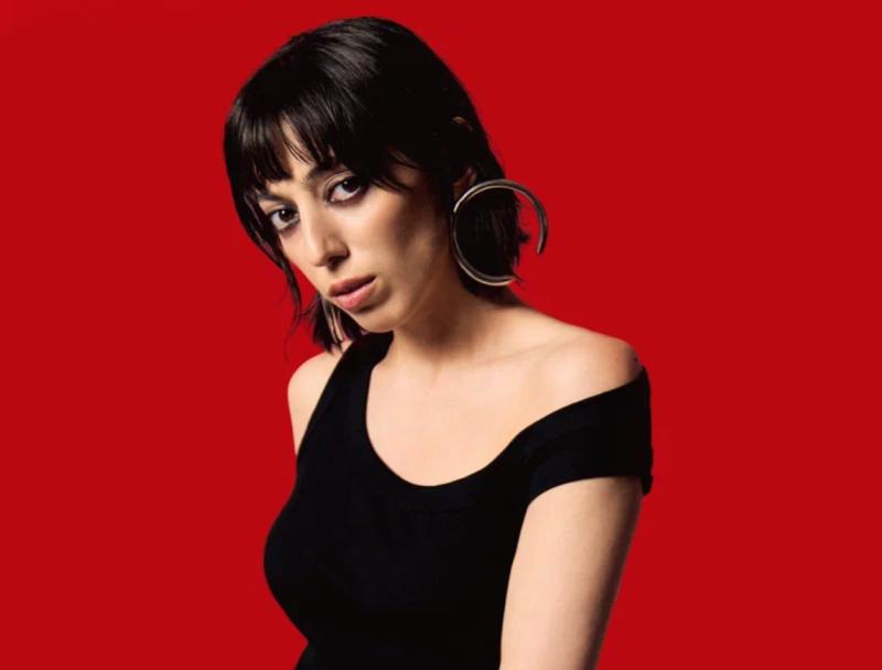 Трогательный сингл от восходящей звезды новой искренней поп-музыки