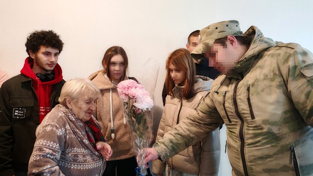 В Херсонской области военнослужащие Росгвардии и активисты навестили женщин накануне праздника