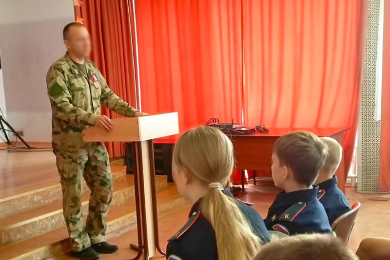 Кадеты Новокузнецка познакомились с работой спецподразделений на уроке мужества Росгвардии