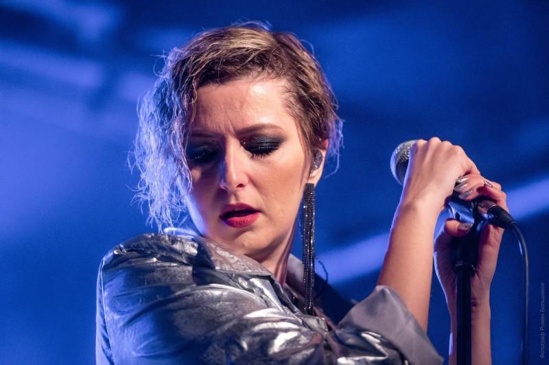 Интервью с предпринимателем и певицей Александрой Плотниковой: «Пока есть время, вставать и делать»