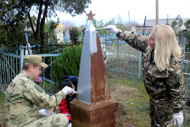 В Херсонской области в День Неизвестного Солдата росгвардейцы привели в порядок воинские захоронения