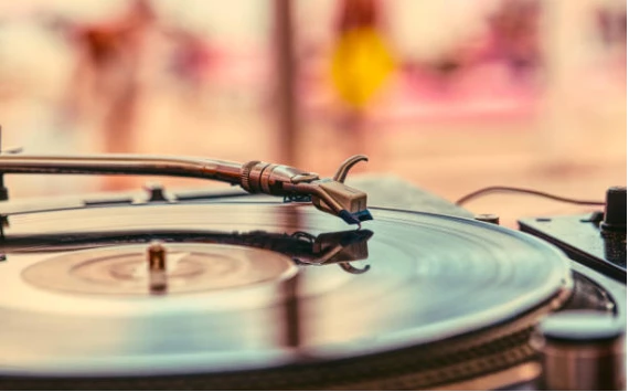 Сообщество предпринимателей-суворовцев выпустило AI-альбом «Голос Дела»