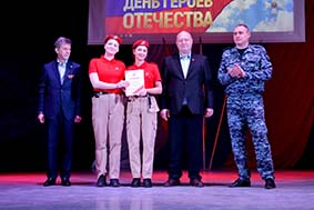 В преддверии Дня Героев Отечества представители Росгвардии приняли участие в церемонии посвящения школьников в ряды 