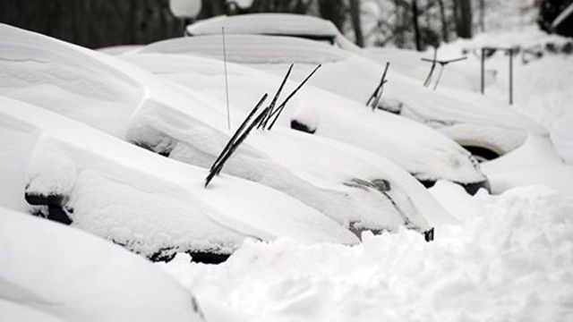 Коммунальщики не справились с весенним снегопадом