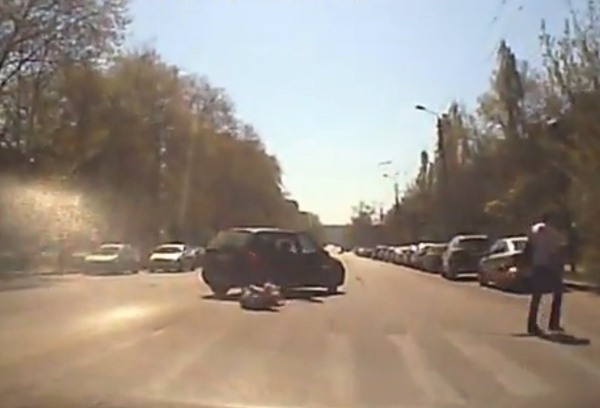 В Севастополе из автомобиля на ходу выпала женщина с ребенком